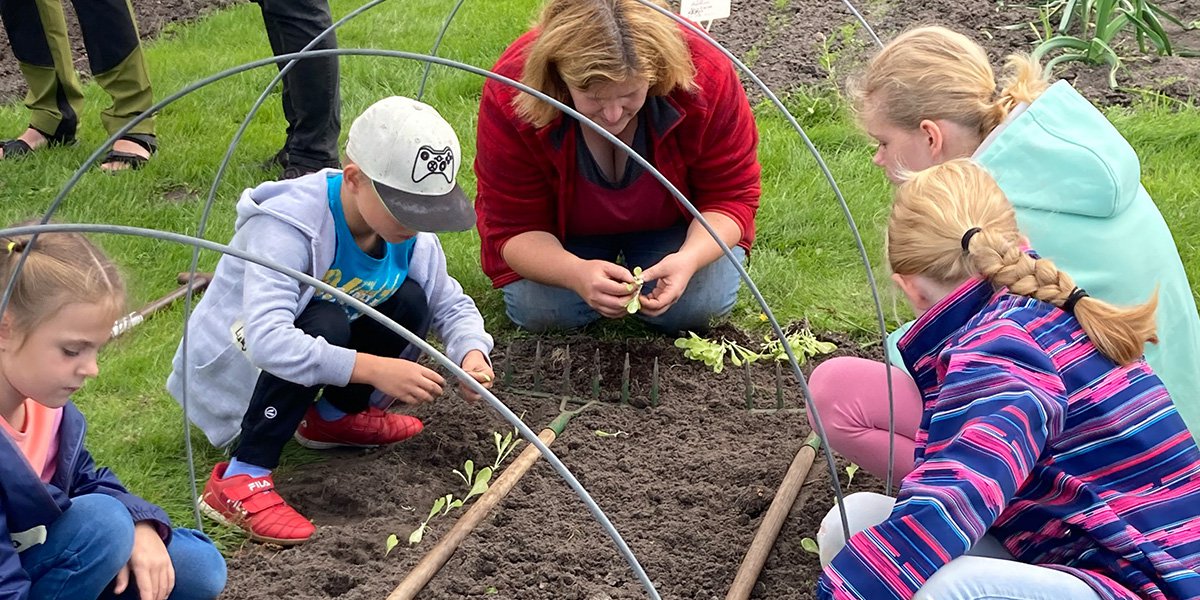 Kinder legen im Frühjahr ein Gemüsebeet an