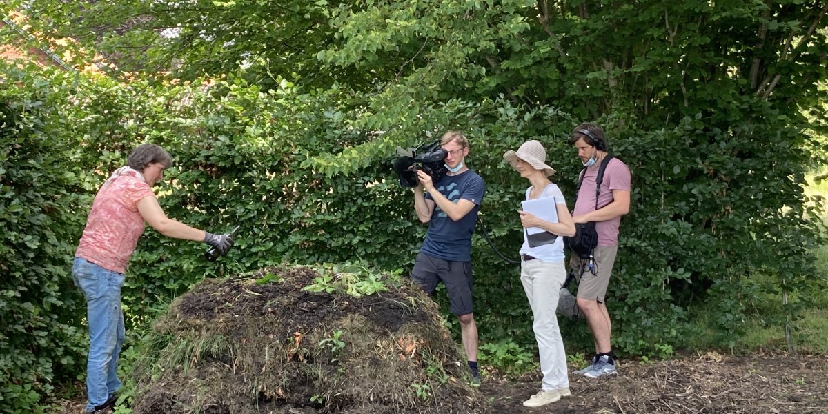 Filmteam filmt die Arbeiten bei der Kompostierung