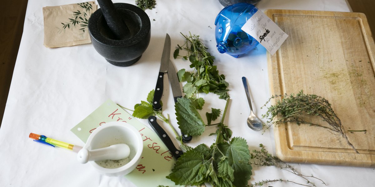 Ansicht einer Kräutersalzherstellung auf einem Tisch