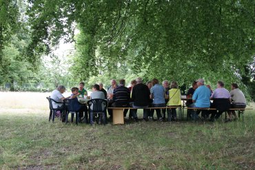 Beisammensitzen im Garten