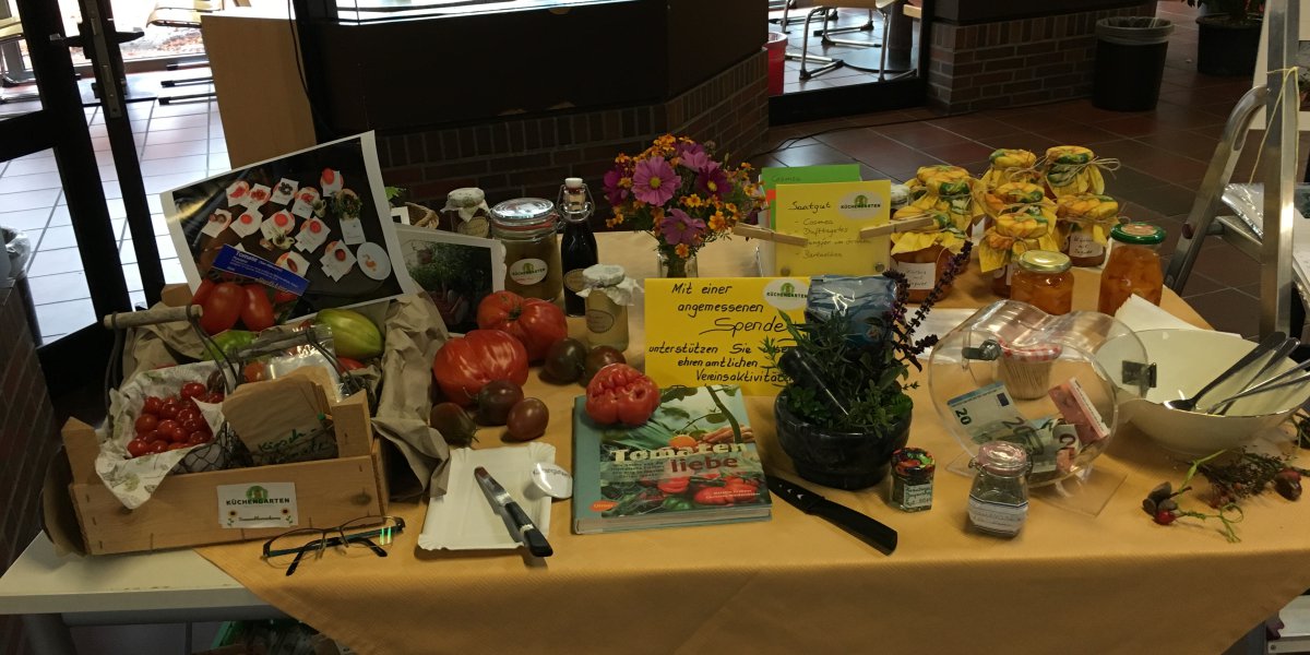 Tisch mit verschiedenen Produkten aus unserem Verein