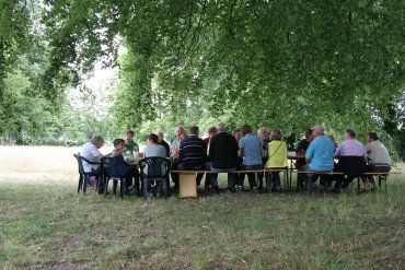 Beisammensitzen im Garten