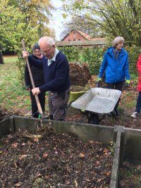 Vereinsmitglieder bei der Aufbereitung des Komposts